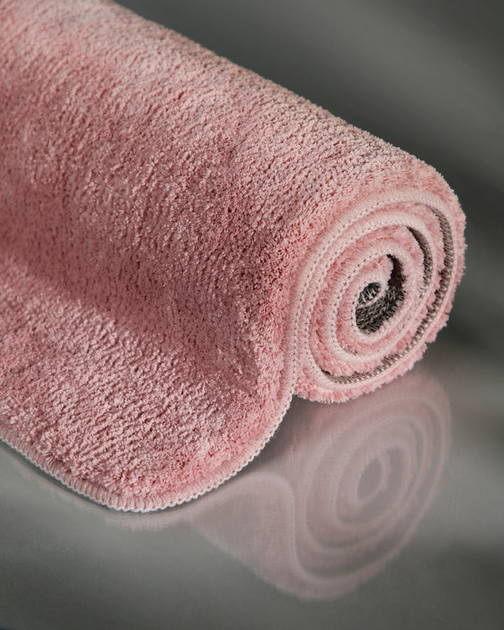 Badematte Badteppich Joris Rosa flauschig Detailbild aufgerollt