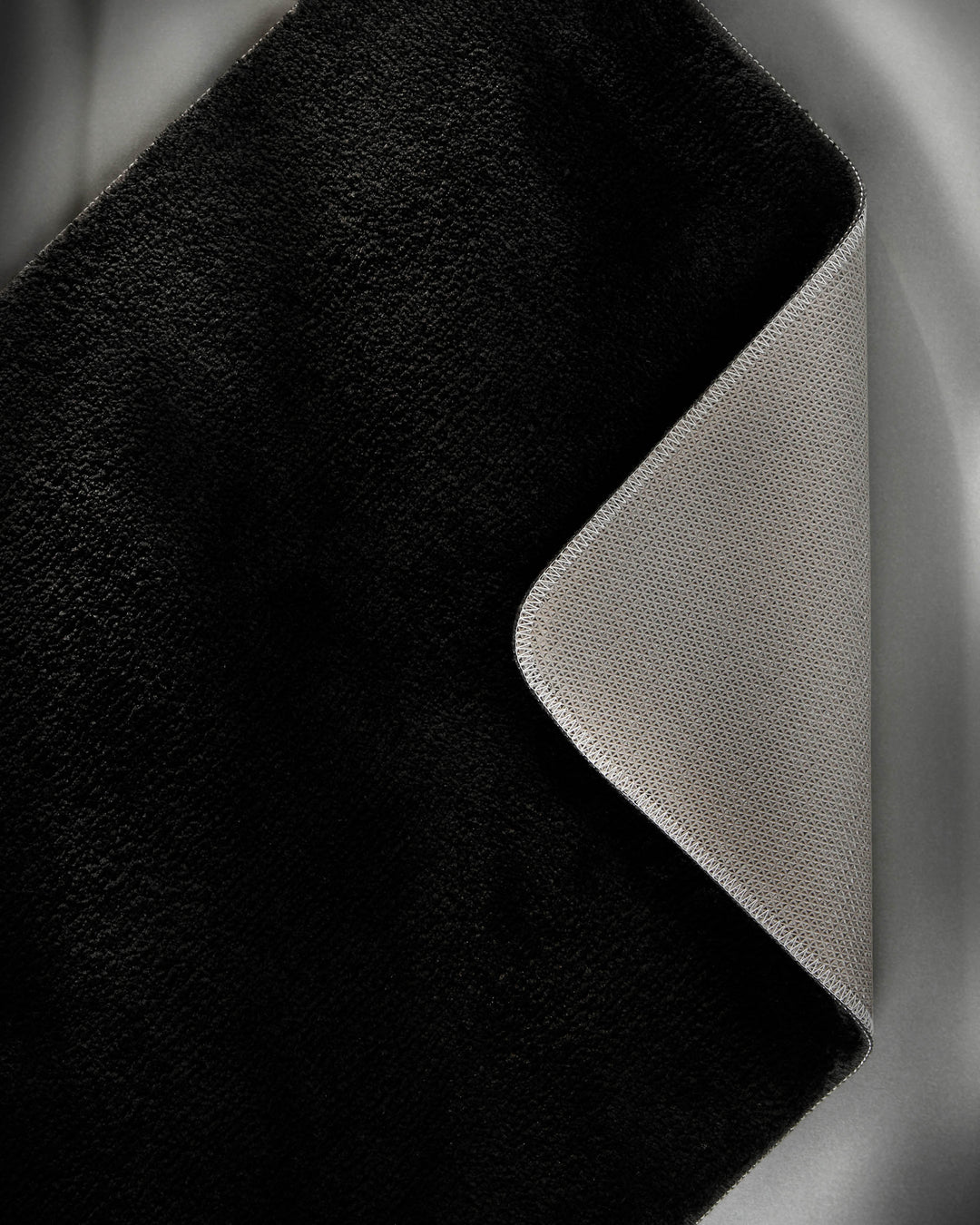Badematte Badteppich Joris Schwarz flauschig Detail umgeklappt