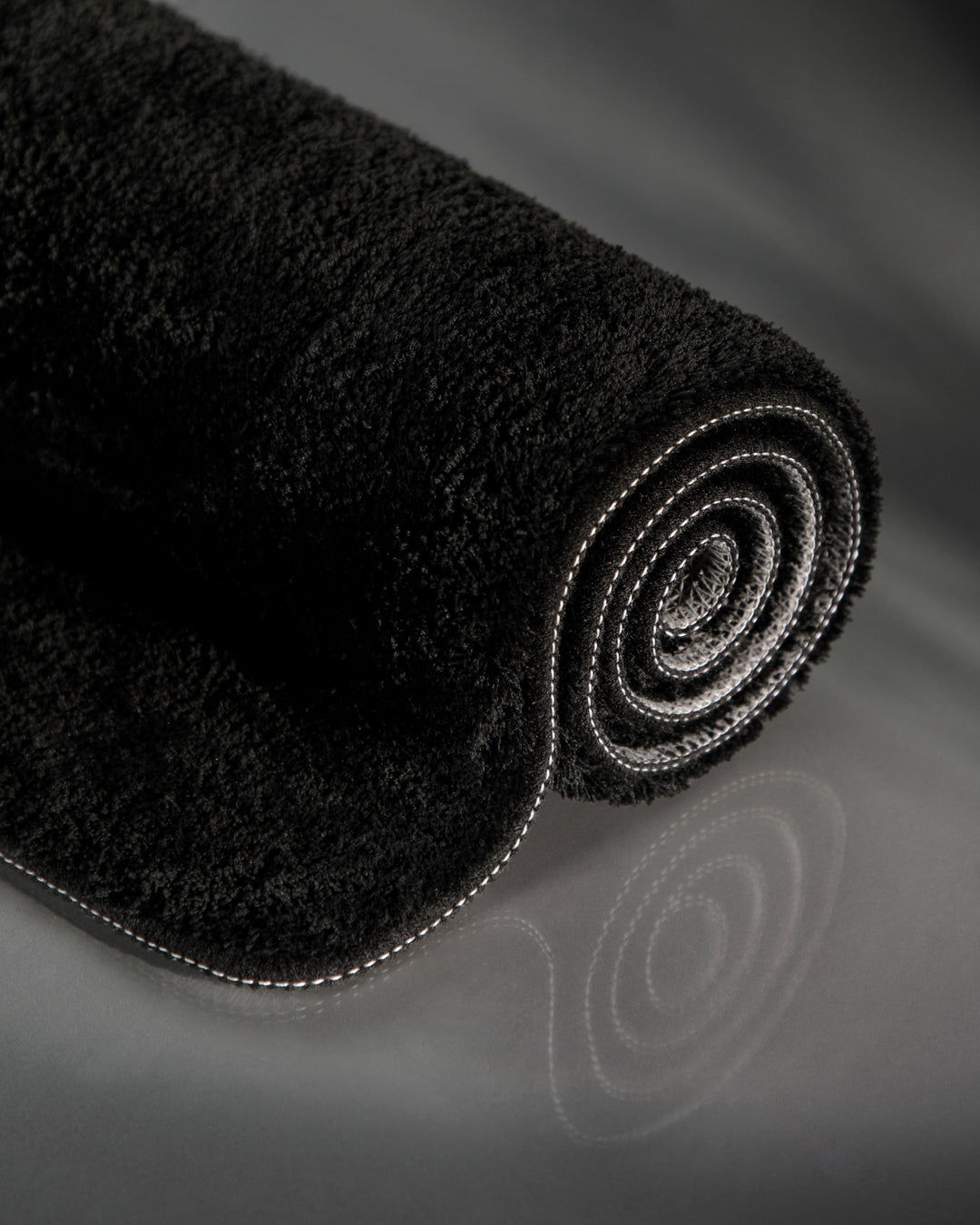 Badematte Badteppich Joris Schwarz flauschig Detail aufgerollt