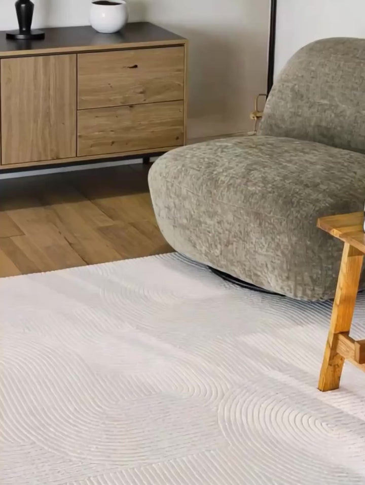 Video: Kurzflorteppich Nuuk Arc creme-weiß im Wohnzimmer mit Detailaufnahmen