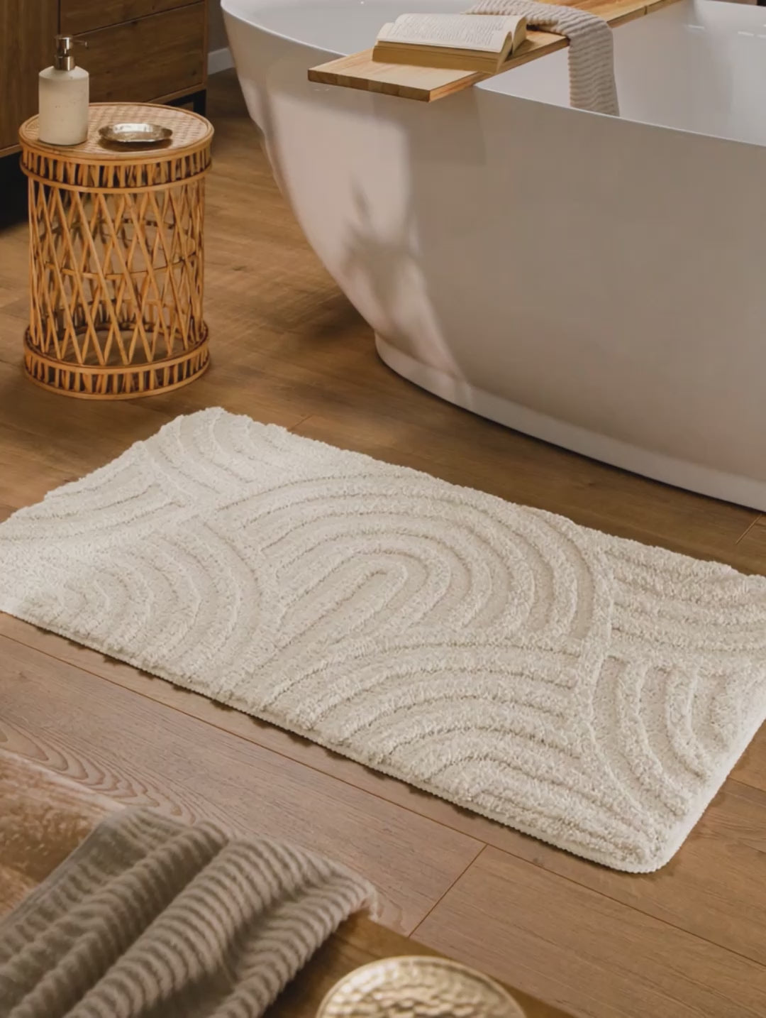 Badteppich Fiete Anthrazit Grau Video Nahaufnahme von Flor und Kante, Hand bewegt den Teppich und zeigt Materialstruktur