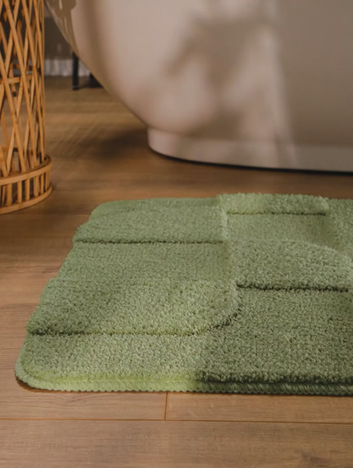 Badteppich Davie Reseda Grün Video Nahaufnahme von Flor und Kante, Hand bewegt den Teppich und zeigt Materialstruktur