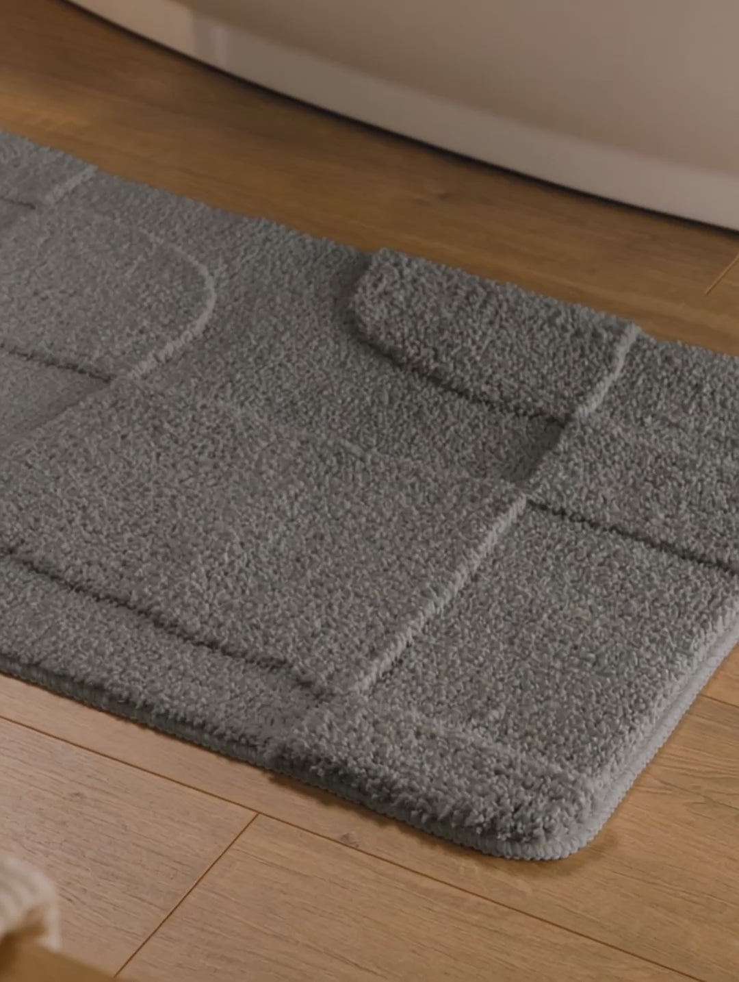 Badteppich Davie Basalt Grau Video Nahaufnahme von Flor und Kante, Hand bewegt den Teppich und zeigt Materialstruktur