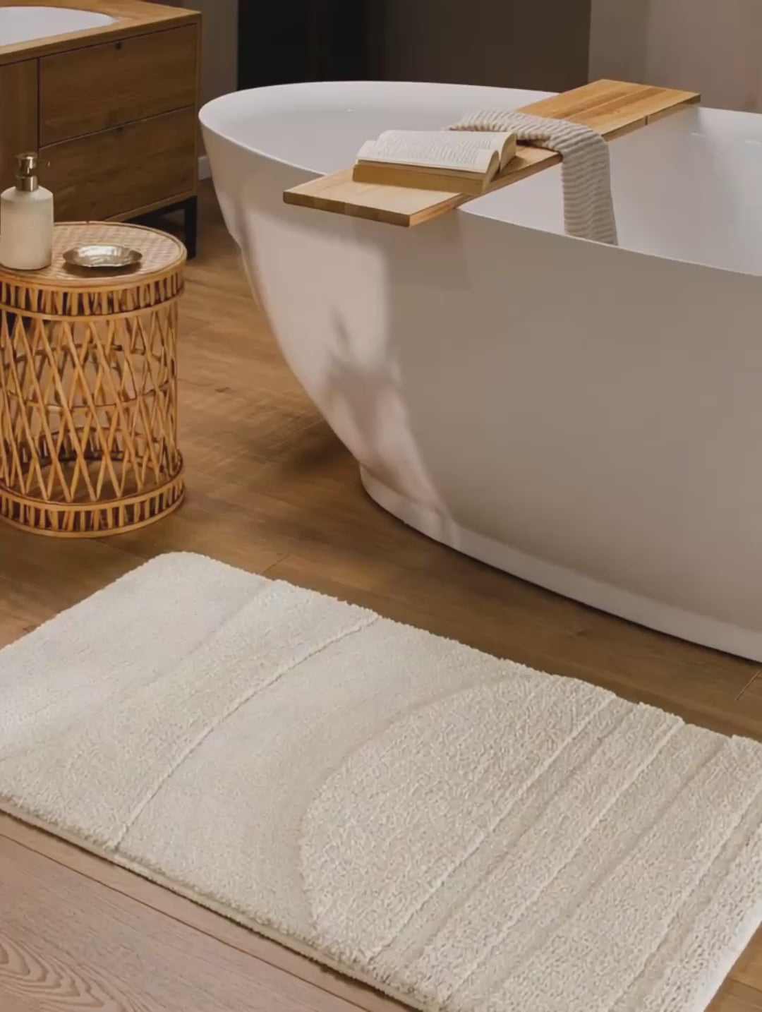 Badteppich Marc Grau Video Nahaufnahme von Flor und Kante, Hand bewegt den Teppich und zeigt Materialstruktur