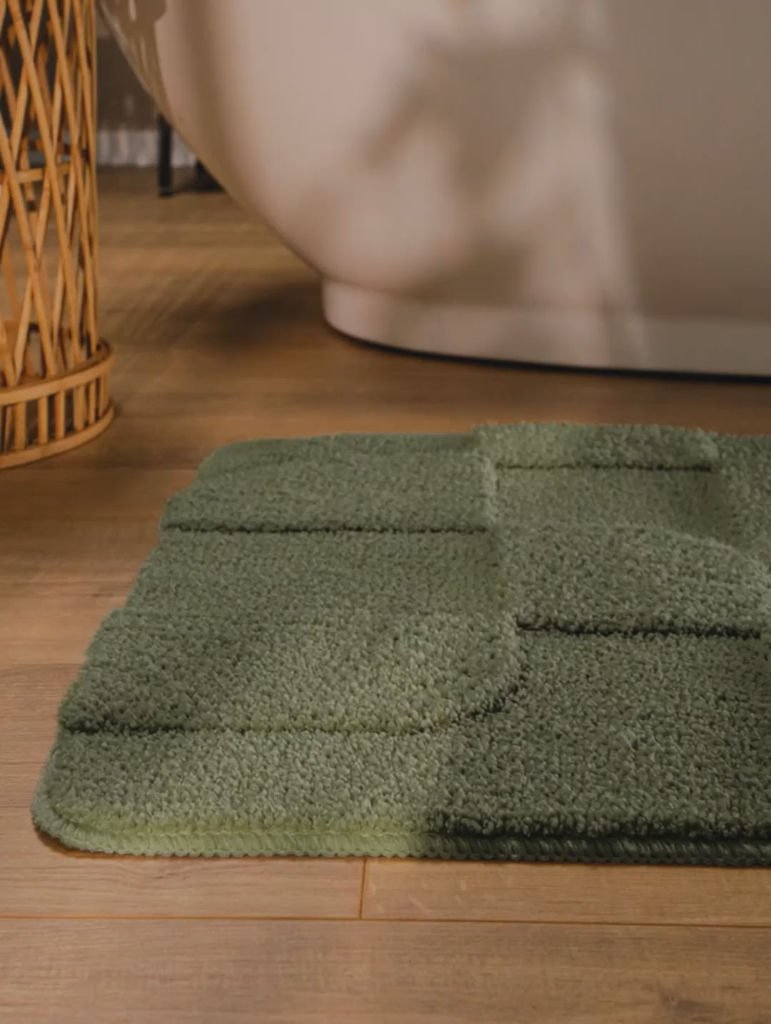 Badteppich Davie Kiefer Grün Video Nahaufnahme von Flor und Kante, Hand bewegt den Teppich und zeigt Materialstruktur