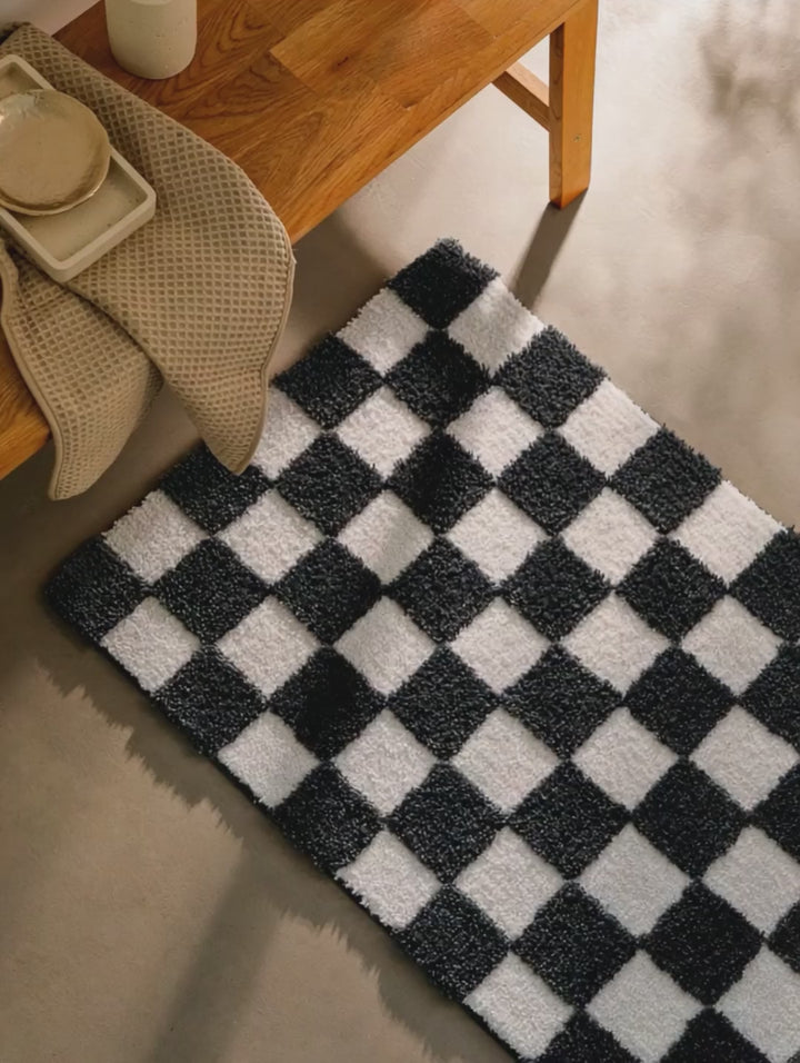 Badteppich Bobbi Beige Video, Nahaufnahme von Flor und Teppichkante mit Beigeen Karofeldern