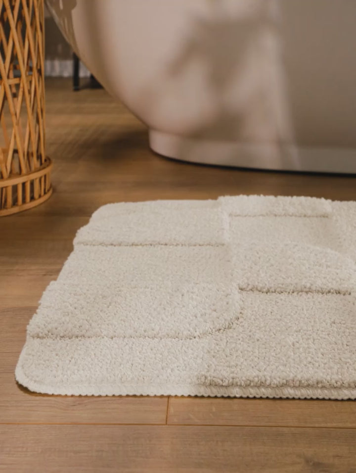 Badteppich Davie Creme Weiß Video Nahaufnahme von Flor und Kante, Hand bewegt den Teppich und zeigt Materialstruktur