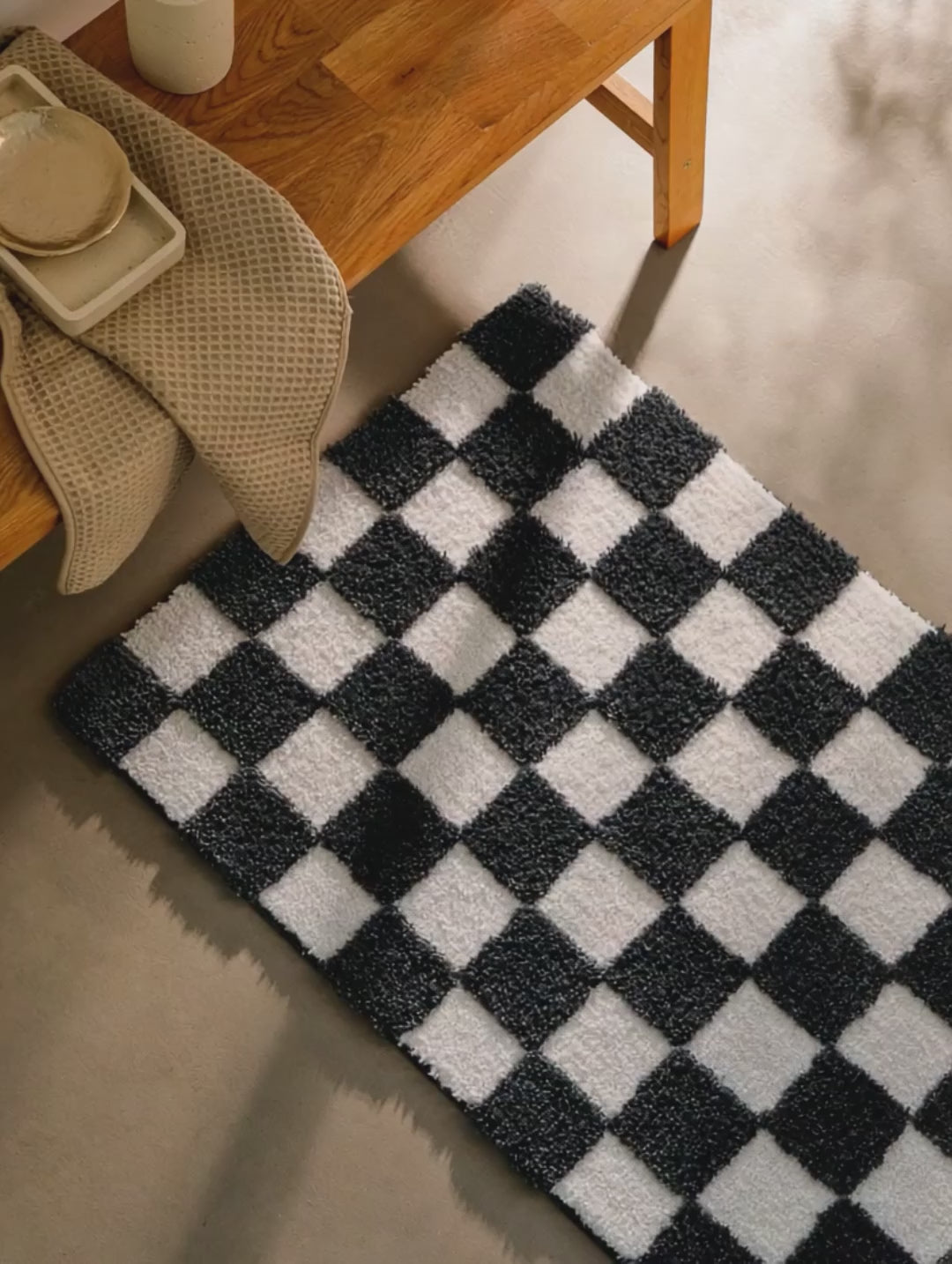 Badteppich Bobbi Anthrazit Grau Video, Nahaufnahme von Flor und Teppichkante mit Anthrazit Grauen Karofeldern