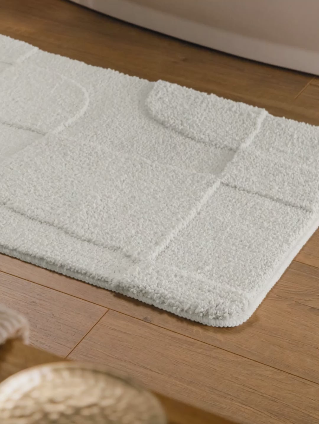 Badteppich Davie Weiß Video Nahaufnahme von Flor und Kante, Hand bewegt den Teppich und zeigt Materialstruktur