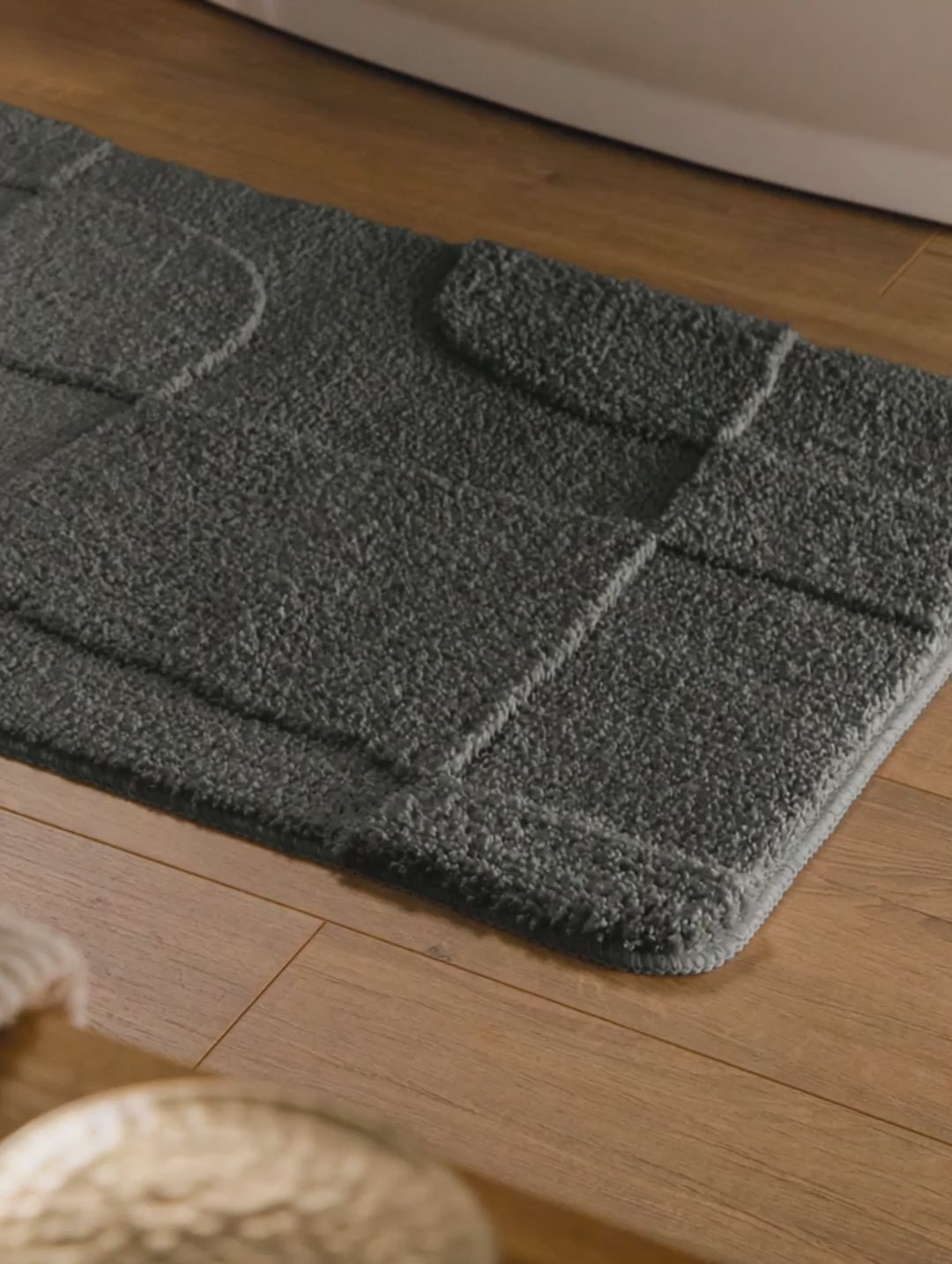 Badteppich Davie Anthrazit Grau Video Nahaufnahme von Flor und Kante, Hand bewegt den Teppich und zeigt Materialstruktur