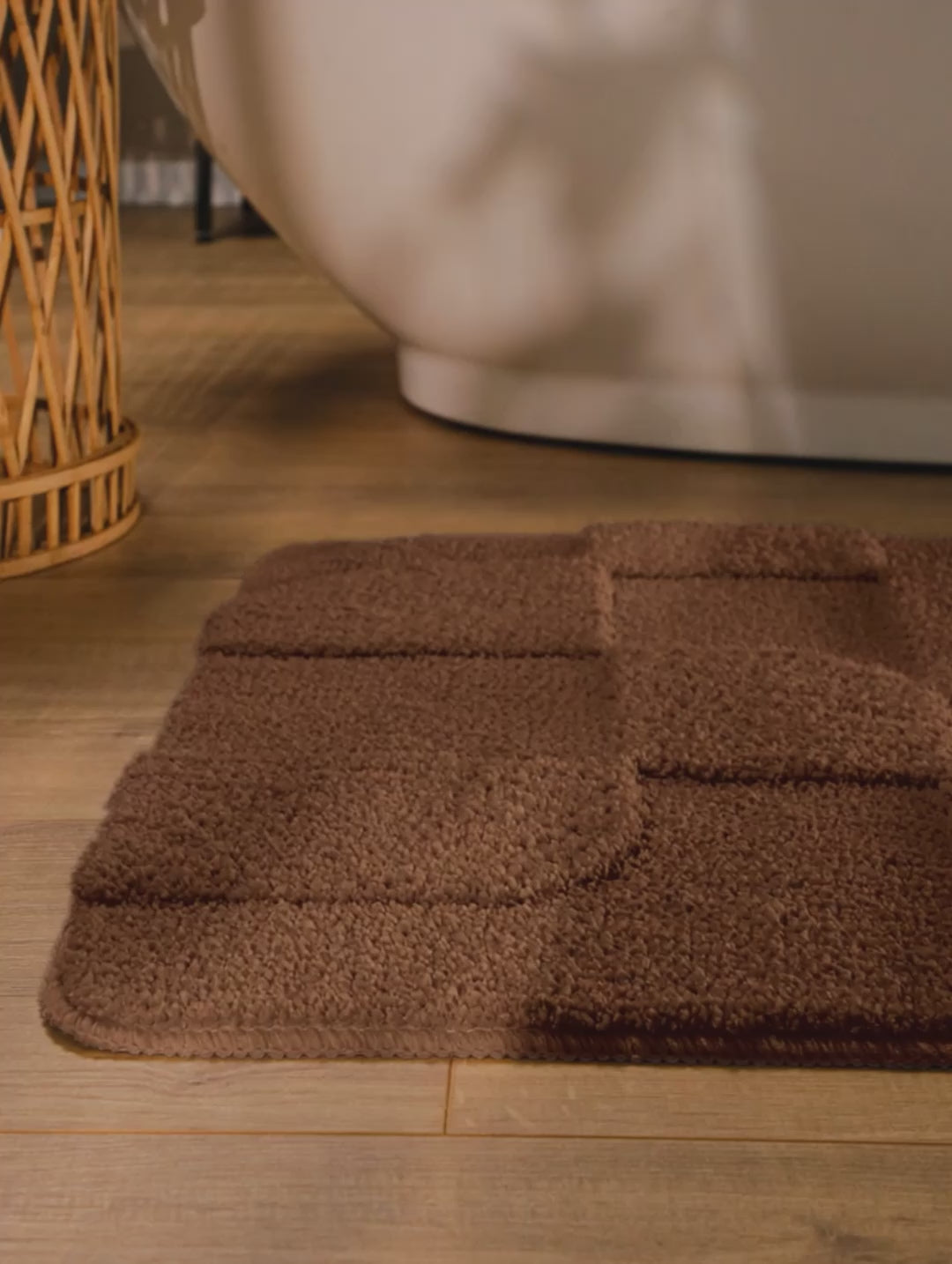 Badteppich Davie Braun Video Nahaufnahme von Flor und Kante, Hand bewegt den Teppich und zeigt Materialstruktur