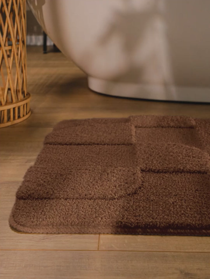 Badteppich Davie Braun Video Nahaufnahme von Flor und Kante, Hand bewegt den Teppich und zeigt Materialstruktur