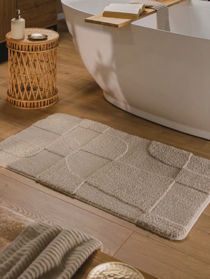 Badteppich Davie Sand Beige Video Nahaufnahme von Flor und Kante, Hand bewegt den Teppich und zeigt Materialstruktur