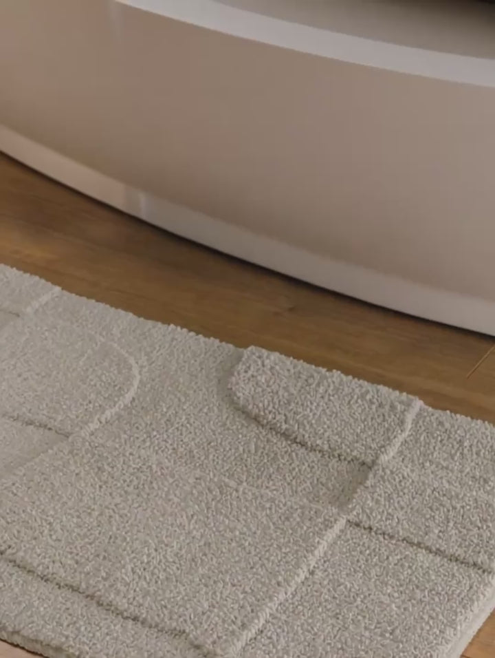 Badteppich Davie Grau Video Nahaufnahme von Flor und Kante, Hand bewegt den Teppich und zeigt Materialstruktur